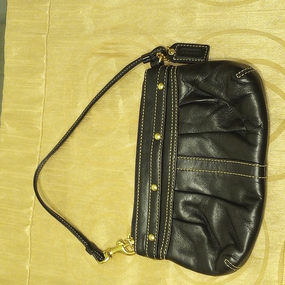 Coach small leather Blk wristlet - Picture 2 of 2